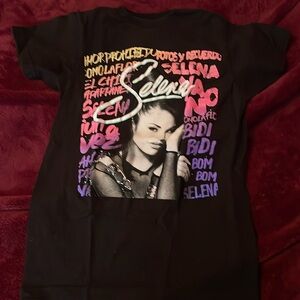 Women’s XS Selena graphic t-shirt